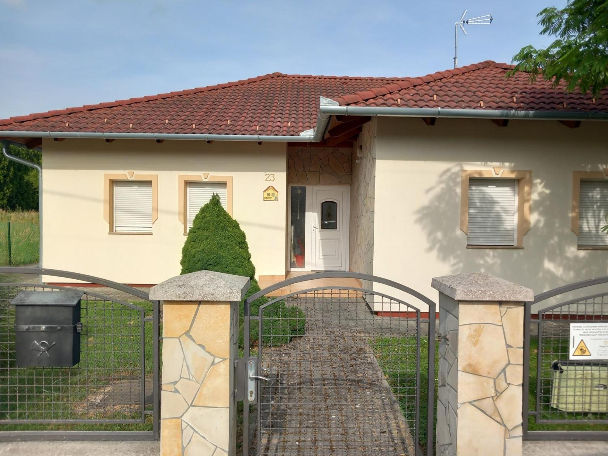 Petra Apartmanhaz Kehidakustány Zewnętrze zdjęcie